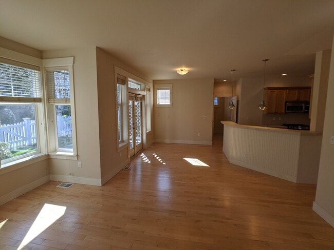 Building Photo - Very nice 2 bed, 2 bath, 1 car garage in S...