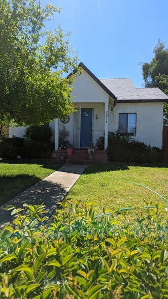 Entry and front yard - 2214 Waldon St