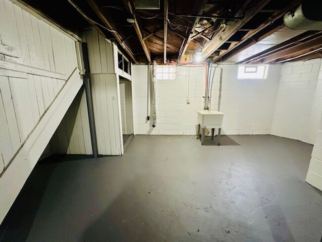 Building Photo - 3 bedroom 1 bath house for lease.  Section...