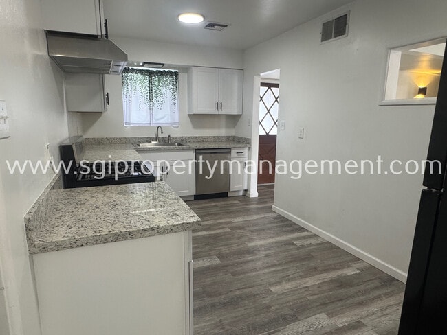 Building Photo - 2202 W Palmaire Ave
