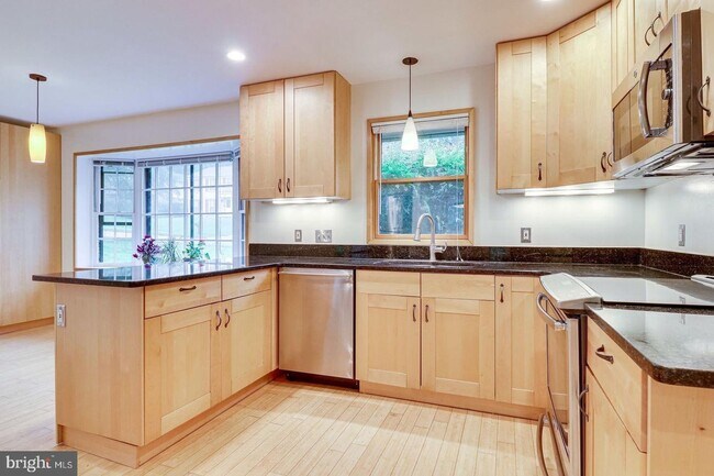 Building Photo - This elegant and unique three-level split ...