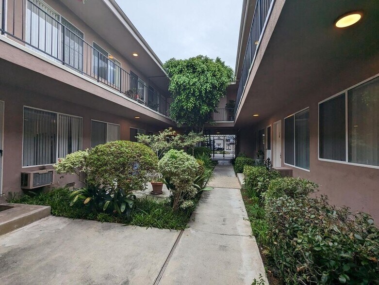 Building Photo - 10776 Rose Ave