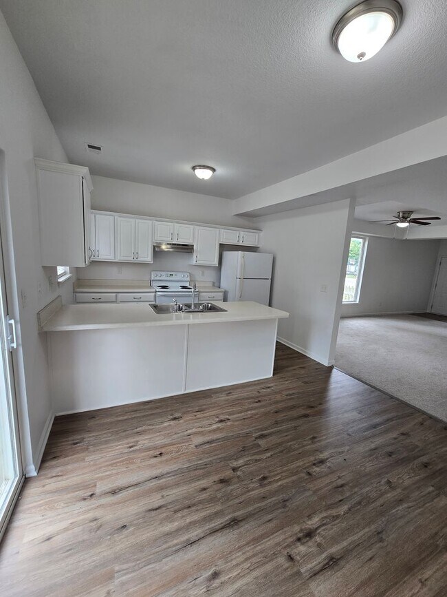 Building Photo - 3 bedroom duplex