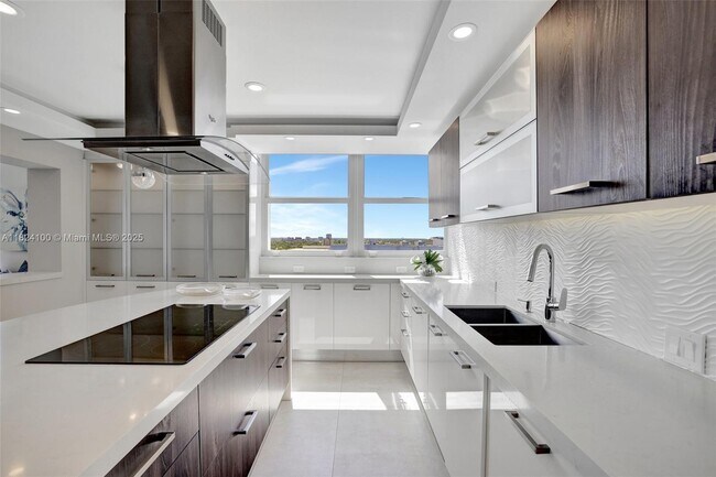 Building Photo - 2800 E Sunrise Blvd