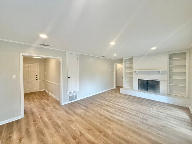 Building Photo - Tour today! Stunning 4-bedroom, 2-bath bea...