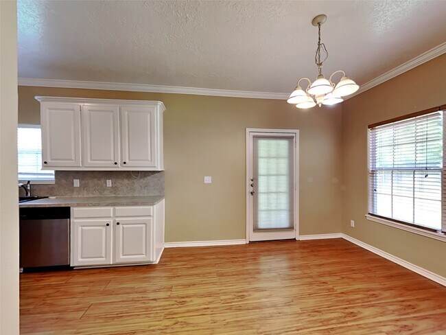 Building Photo - 906 Crystal River