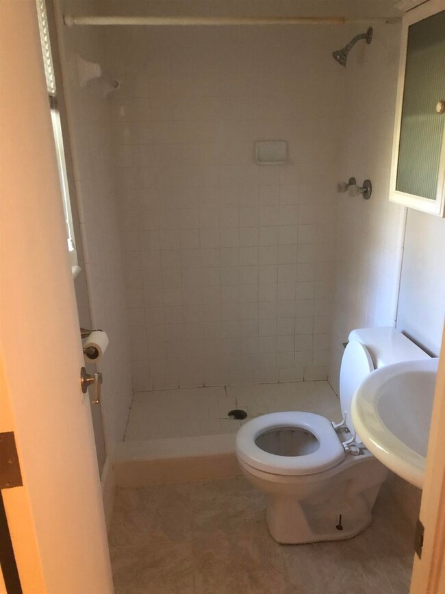 Building Photo - 4 Bedroom 2 Bath