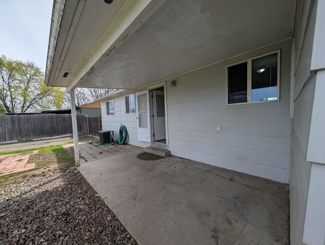 Building Photo - Light & bright 3 bedroom Orchards house