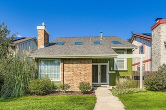 Building Photo - Evolve Real Estate: Charming 3 Beds/2 Bath...