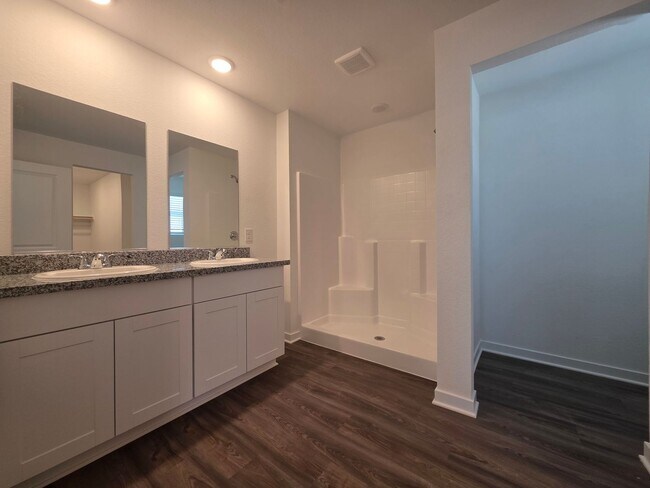 Building Photo - 3432 Sunbeam Dr
