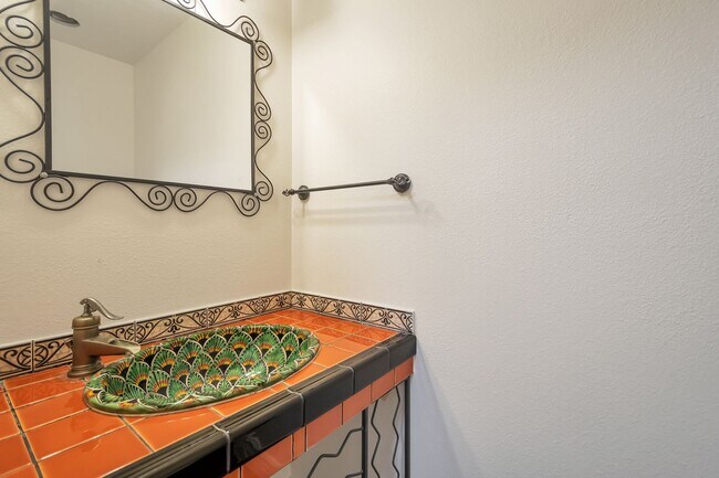 Building Photo - 6 Bed/4.5 Bath Home Close to ASU