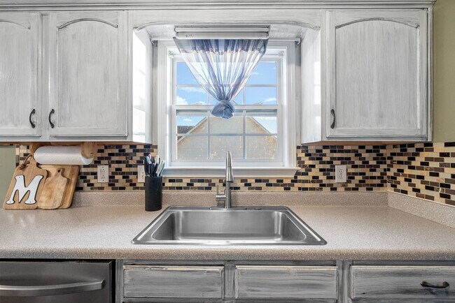 Building Photo - 1700 Cedar Springs Cir