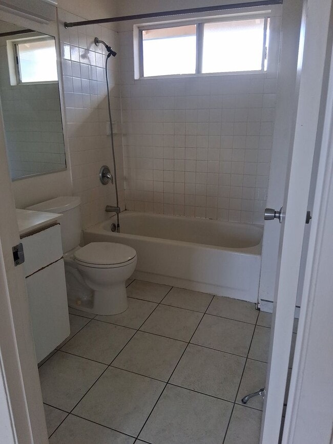 Building Photo - 3 bdroom, 2.5 bath