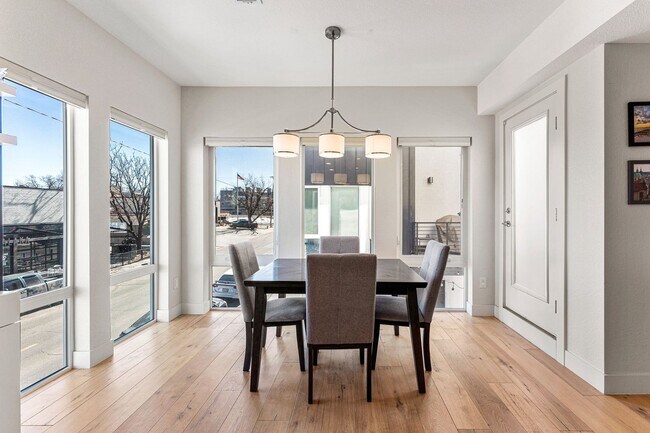 Building Photo - ROOFTOP DECK + spacious END UNIT townhome in Berkeley Neighborhood!