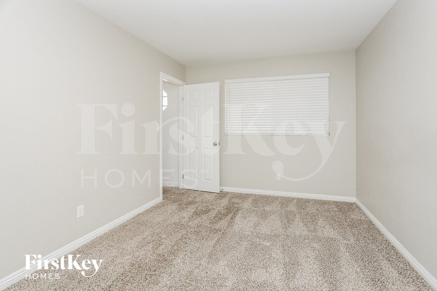 Building Photo - 2328 Brighton Shore St