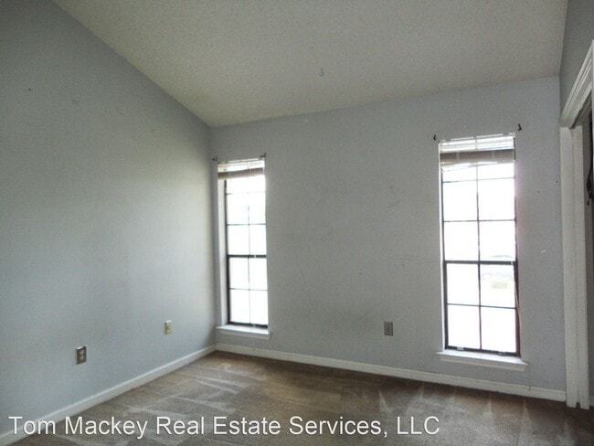 Building Photo - 2 br, 1.5 bath House - 402 LONGWOOD COURT #B