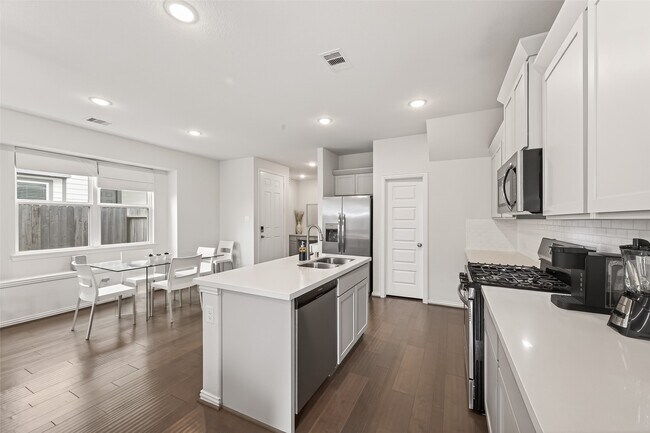 Building Photo - 27926 Western Crk Ct