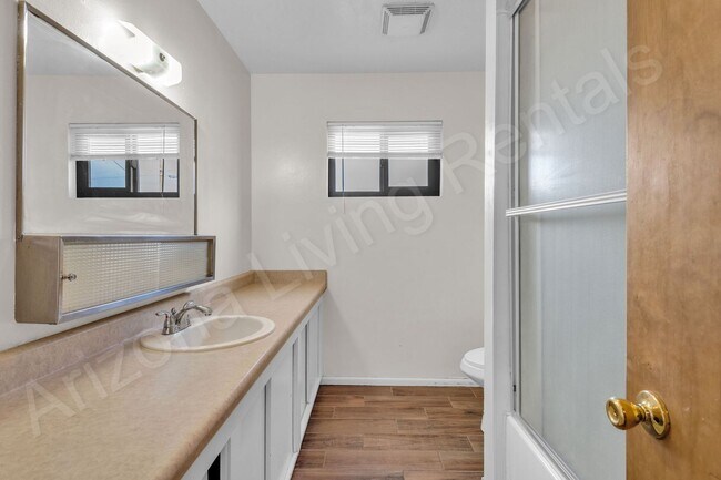 Building Photo - PET FRIENDLY CENTRALLY LOCATED ON ONE ACRE