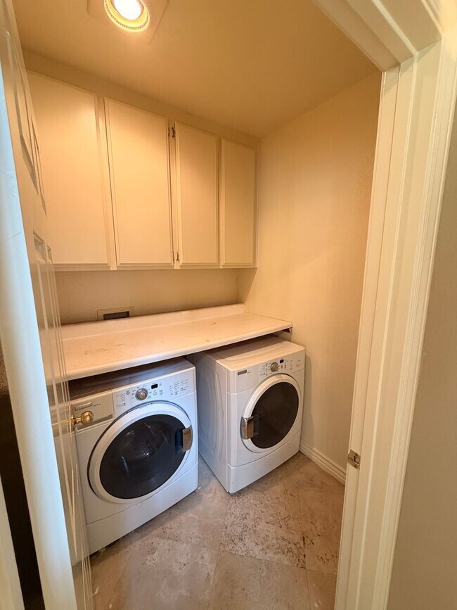 Building Photo - Beautiful 3 Bedroom, 2.5 Bathroom Newport ...