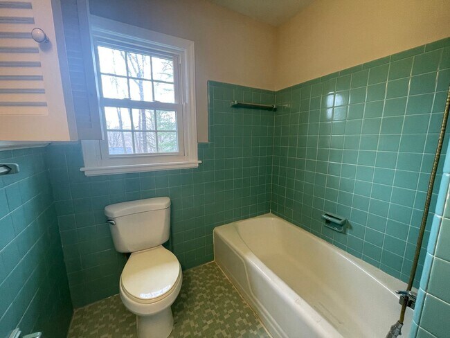 Building Photo - 2047 Overbrook Rd