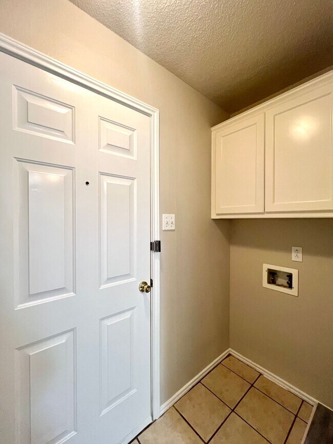 Building Photo - 3 Bedroom Duplex Located In Shadow Hills!