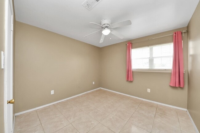 Building Photo - 811 Hillcrest Dr