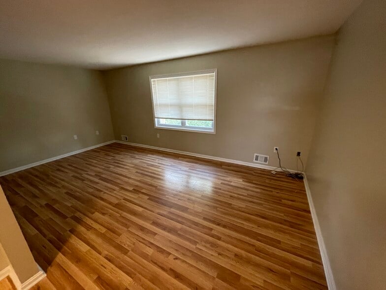 Living Room - 36 Bristol Ct