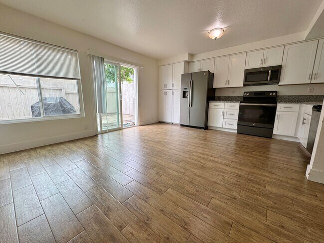 Building Photo - FOR RENT 2BD/1.5 BA/2 parkings/ Town House