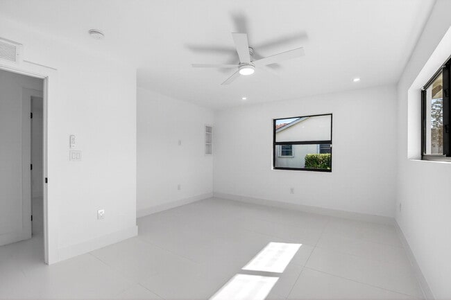 Building Photo - 1410 Beta Ct N