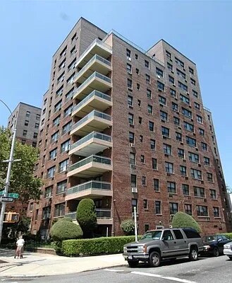 Building Photo - 303 Beverley Rd
