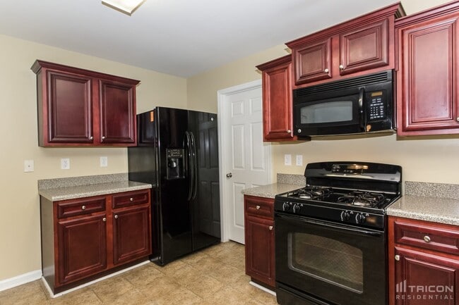 Building Photo - 6600 Pamplona Pl