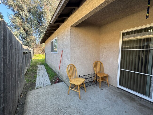 Building Photo - 3 Bed, 2 Bath Duplex in Quail Lakes Aea