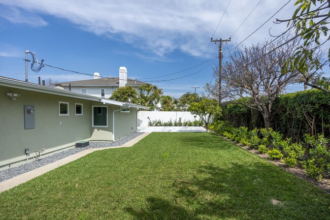 Building Photo - Beautiful 3 Bedroom/2 Bathroom Home in the...