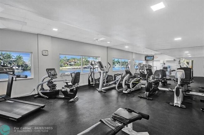 Building Photo - 1050 Hillsboro Mile