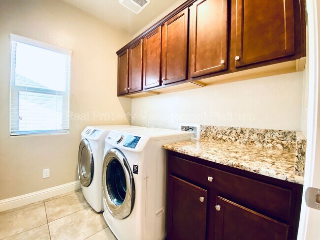 Building Photo - 6162 E Farrin Ave