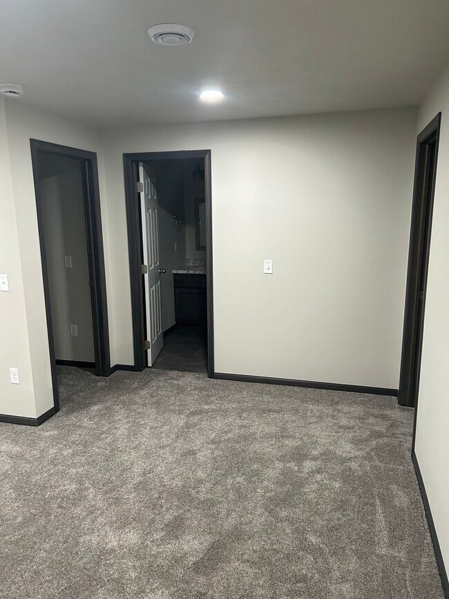 Building Photo - 4 bed 3 bath Townhome For Rent!