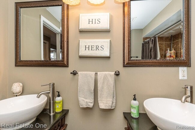 Building Photo - 333 N Helen Ave