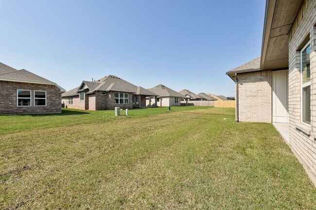 Building Photo - Brand New Home in Mustang!