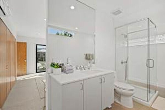 Building Photo - 5 bedroom 5 bath Available for Short Term Rental