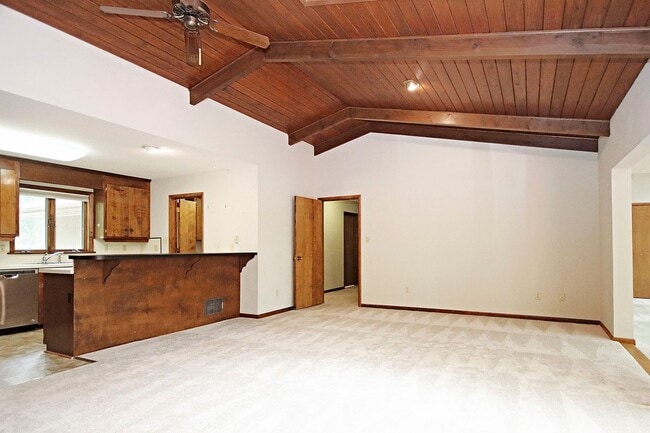 Building Photo - One-Level Living in Gated Lake Monticello