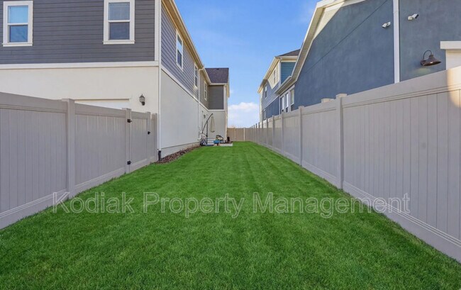 Building Photo - 979 Shoreline Dr