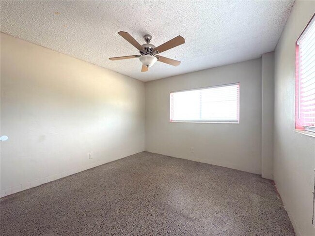 Building Photo - 530 NE 34th Ct