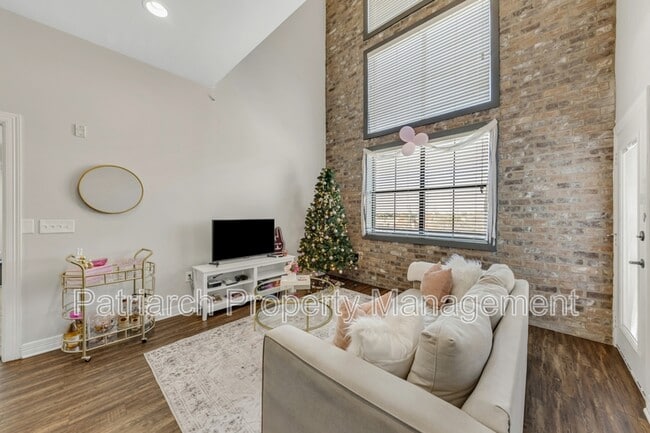 Building Photo - 1026 Foster Ave