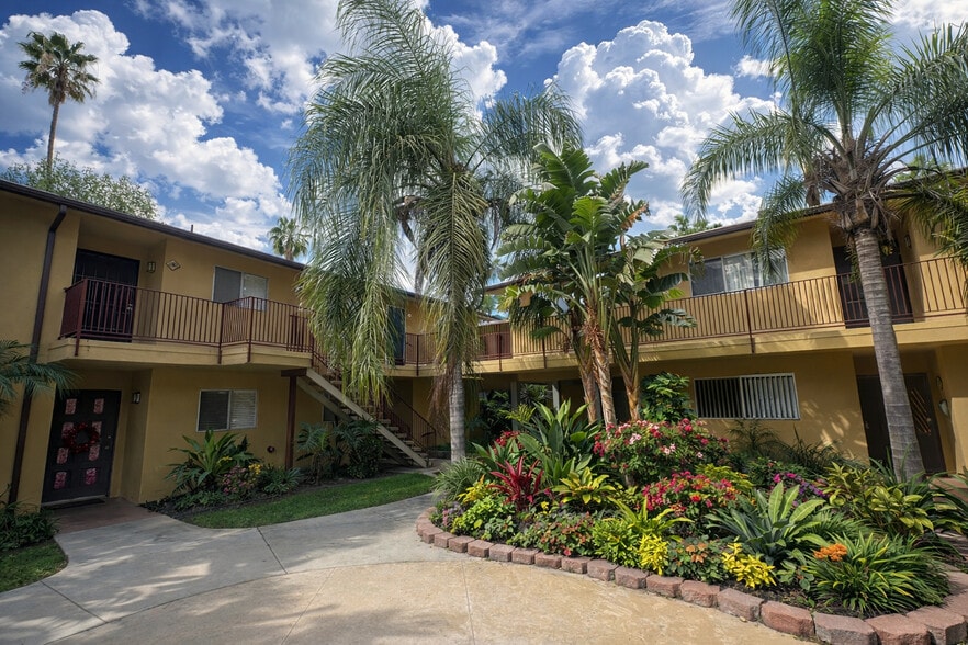 Building Photo - Palm Vista