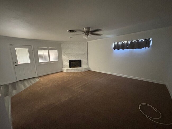 Building Photo - Very Clean Condo in Kern City!  2 Bedrooms...