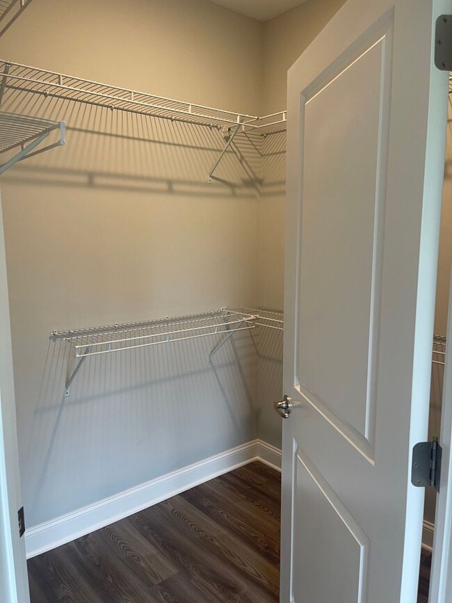 Building Photo - 3 Bedrooms, 2.5 Baths 2-story townhome