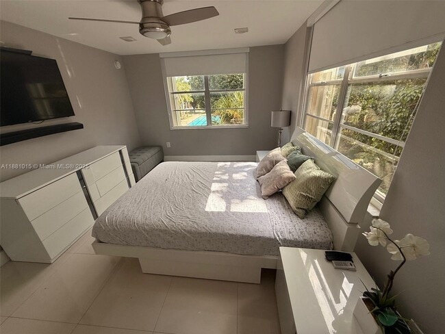 Building Photo - 9350 Fontainebleau Blvd