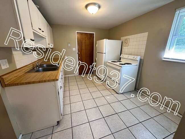 Building Photo - 3 Bed 1 bath home on dead end street