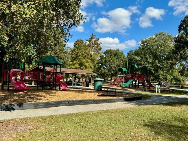 Building Photo - Available this Summer!! Beautiful 3 bed, 2 bath home located in Ardsley Park in Savannah, Ga!!