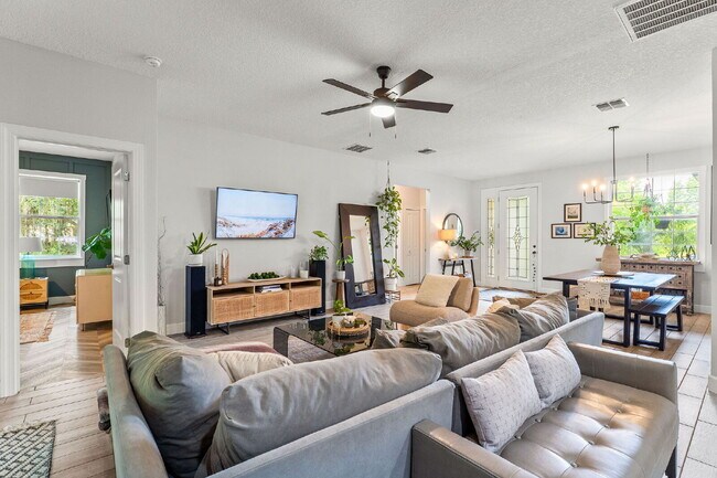 Building Photo - Charming 3-Bed with 2 Baths Oasis in St. C...